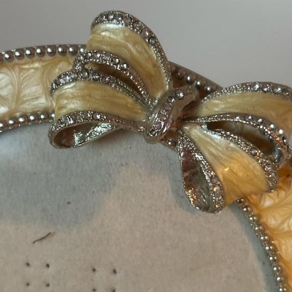 Elegant Gold Picture Frame with Bow Accent - Picture 3 of 7